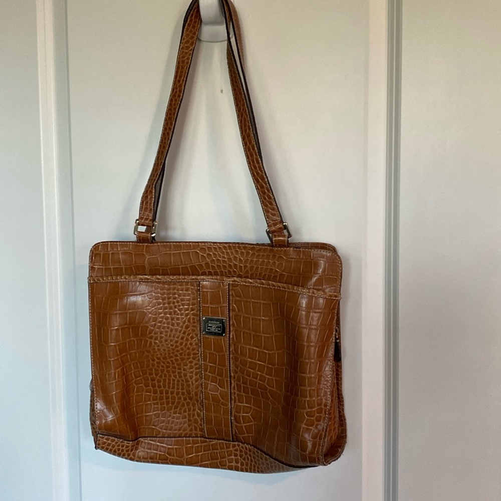 Vintage Liz Claiborne over the shoulder iwith multiple compartments